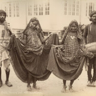 Delhi-dancing-girls-with-musicians-early-1900s