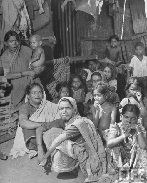 Indian-women--children-sitting-in-the-alley-between-shacks-in-the-Chawls-quarters-for-the-Untouchables-in-the-poor-section-of-the-city.jpg