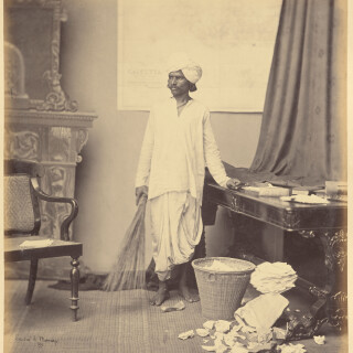 Studio-portrait-of-a-man-as-a-mehtar-or-a-sweeper---Circa-1860s