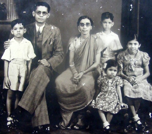 Vintage-Photograph-of-an-Indian-Family.jpg