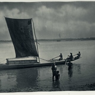 c.1900-PHOTO-INDIA-ROW-BOAT-WITH-RECTANGULAR-SAIL