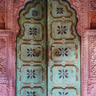 free-photo-of-vintage-doors-in-building-in-india